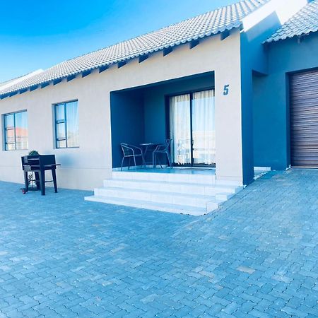 Tranquility Guesthouse Standerton エクステリア 写真